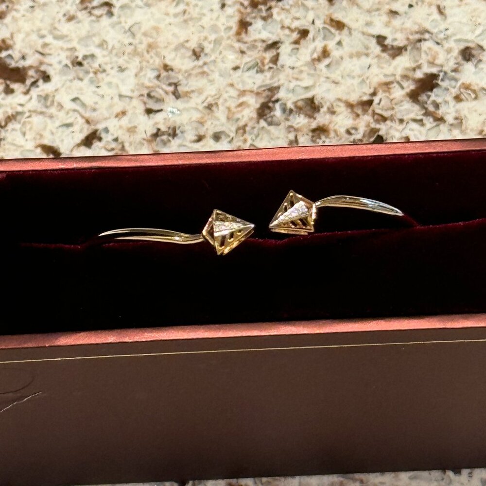 Brand New 14KT Yellow Gold Chic Diamond Bangle